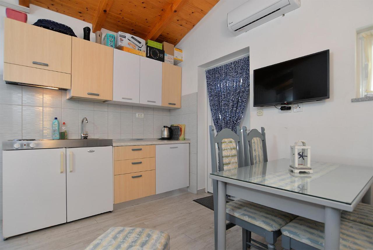 Apartments Jadranka 1279 Pomer Bagian luar foto
