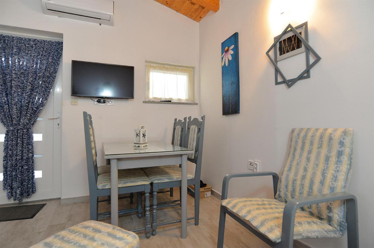 Apartments Jadranka 1279 Pomer Bagian luar foto